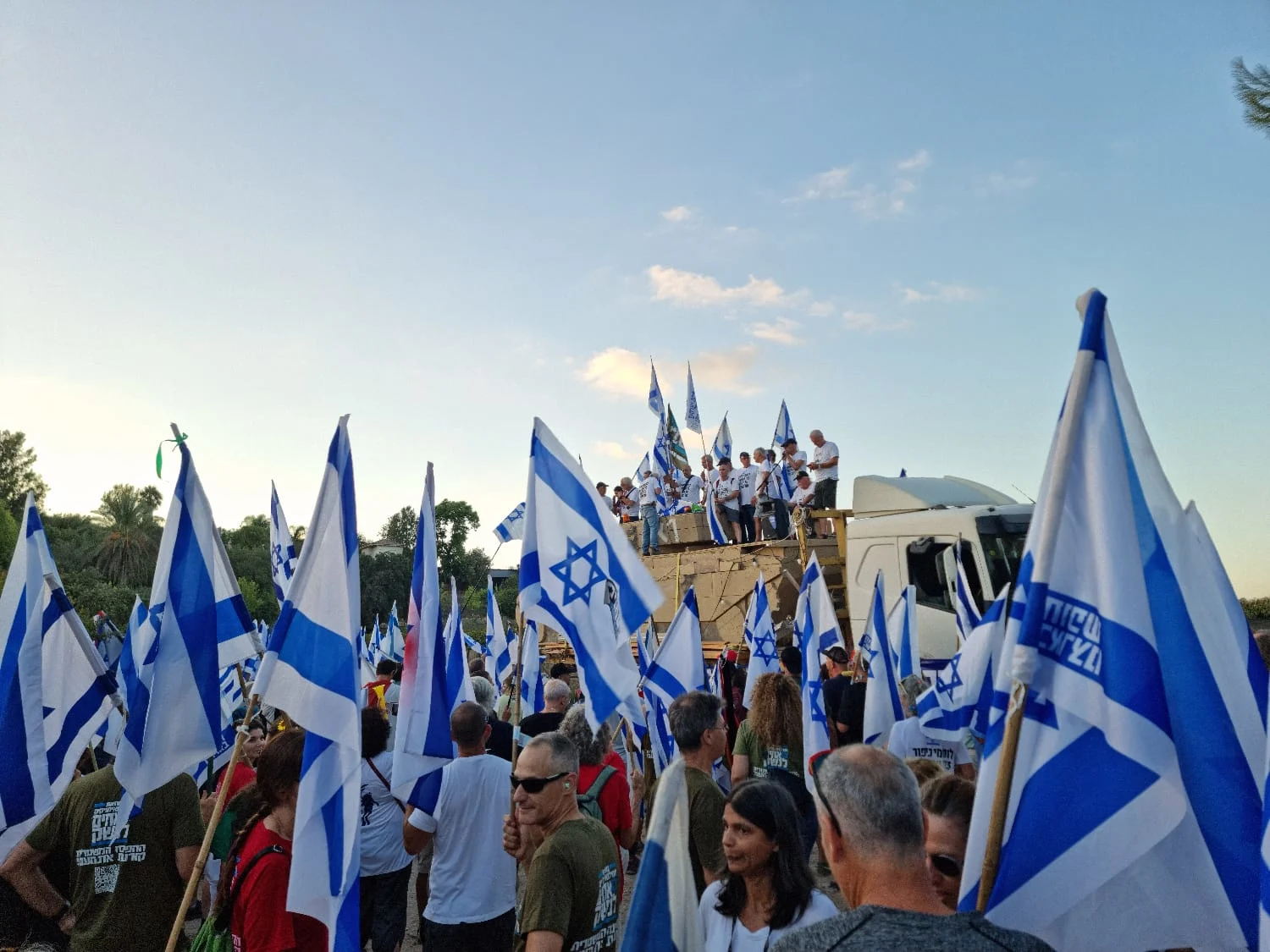 מחאה מול ביתו של גלנט