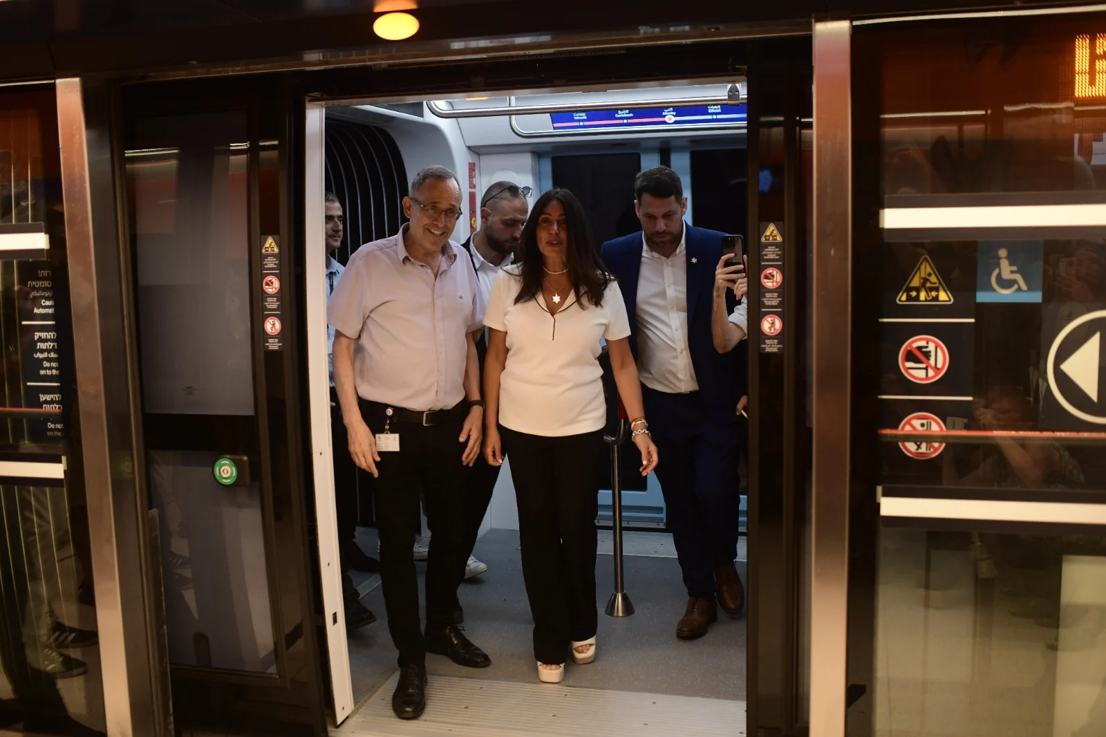 השרה מירי רגב בנסיעת המבחן של הקו האדום של הרכבת הקלה בגוש דן