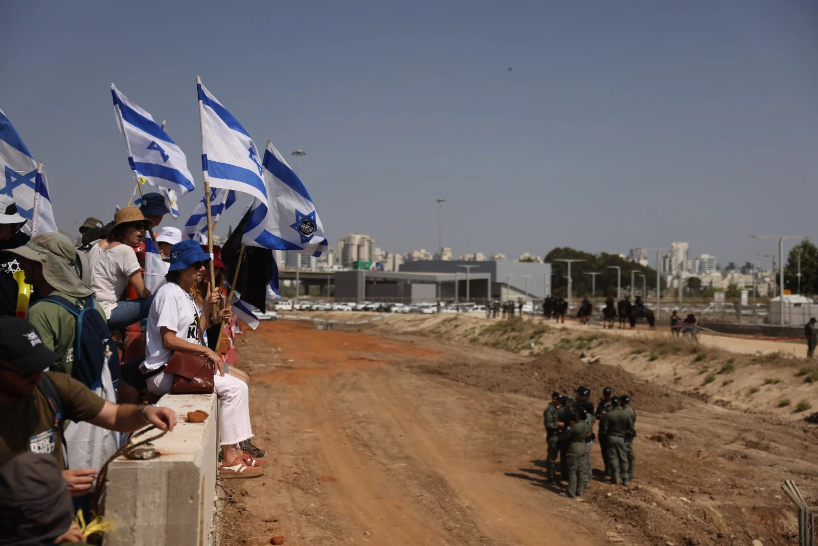 מפגינים בפתח תקווה