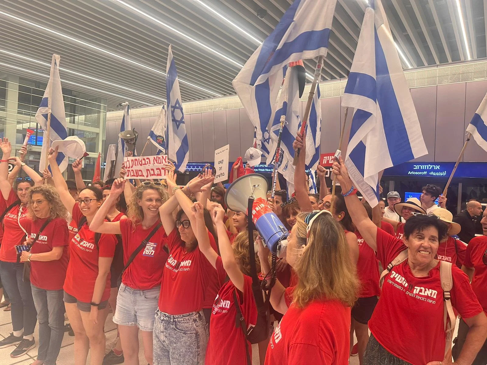 מפגינות ברכבת הקלה