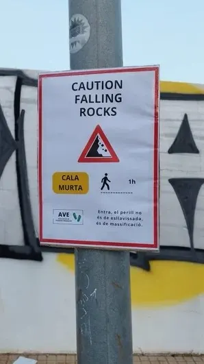 שלט מזויף שנתלה בחופים מיורקה ספרד