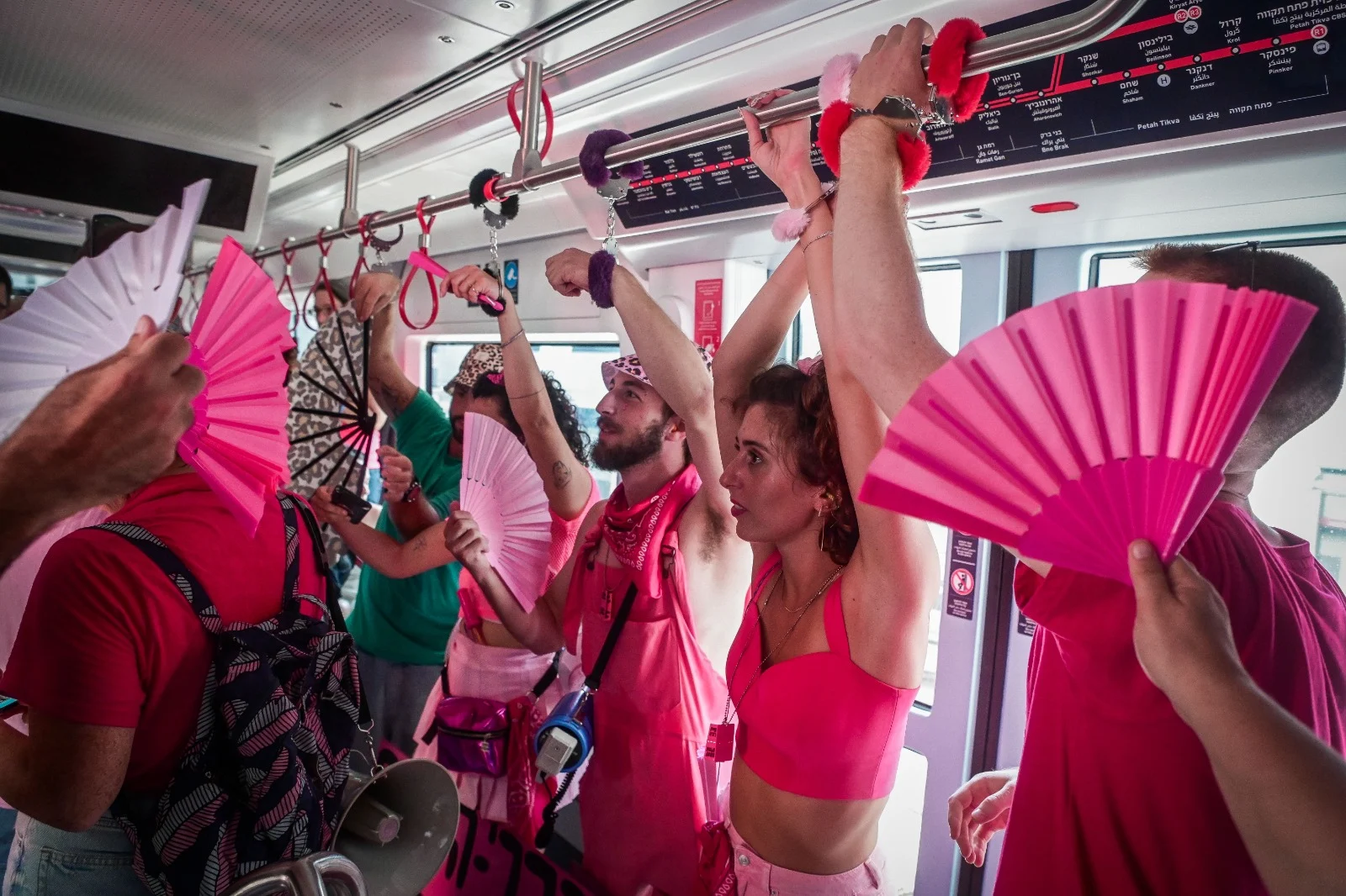 מפגינים אוזקים עצמם לרכבת הקלה