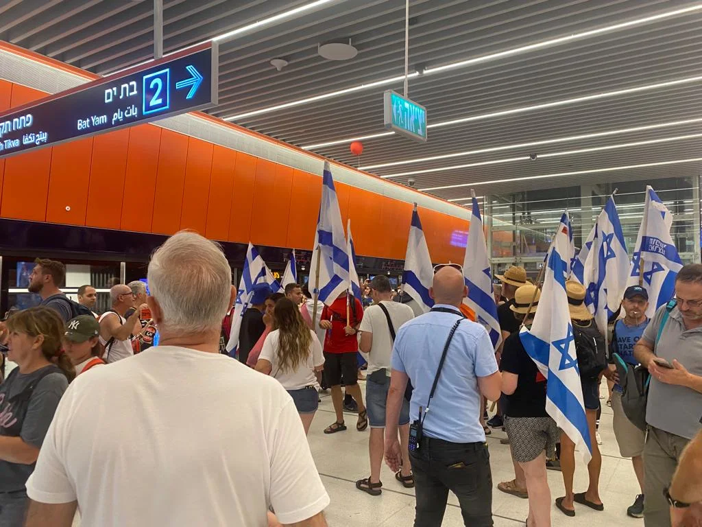 מפגינים בתחנת אלנבי