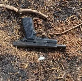 האקדח שנמצא בזירה