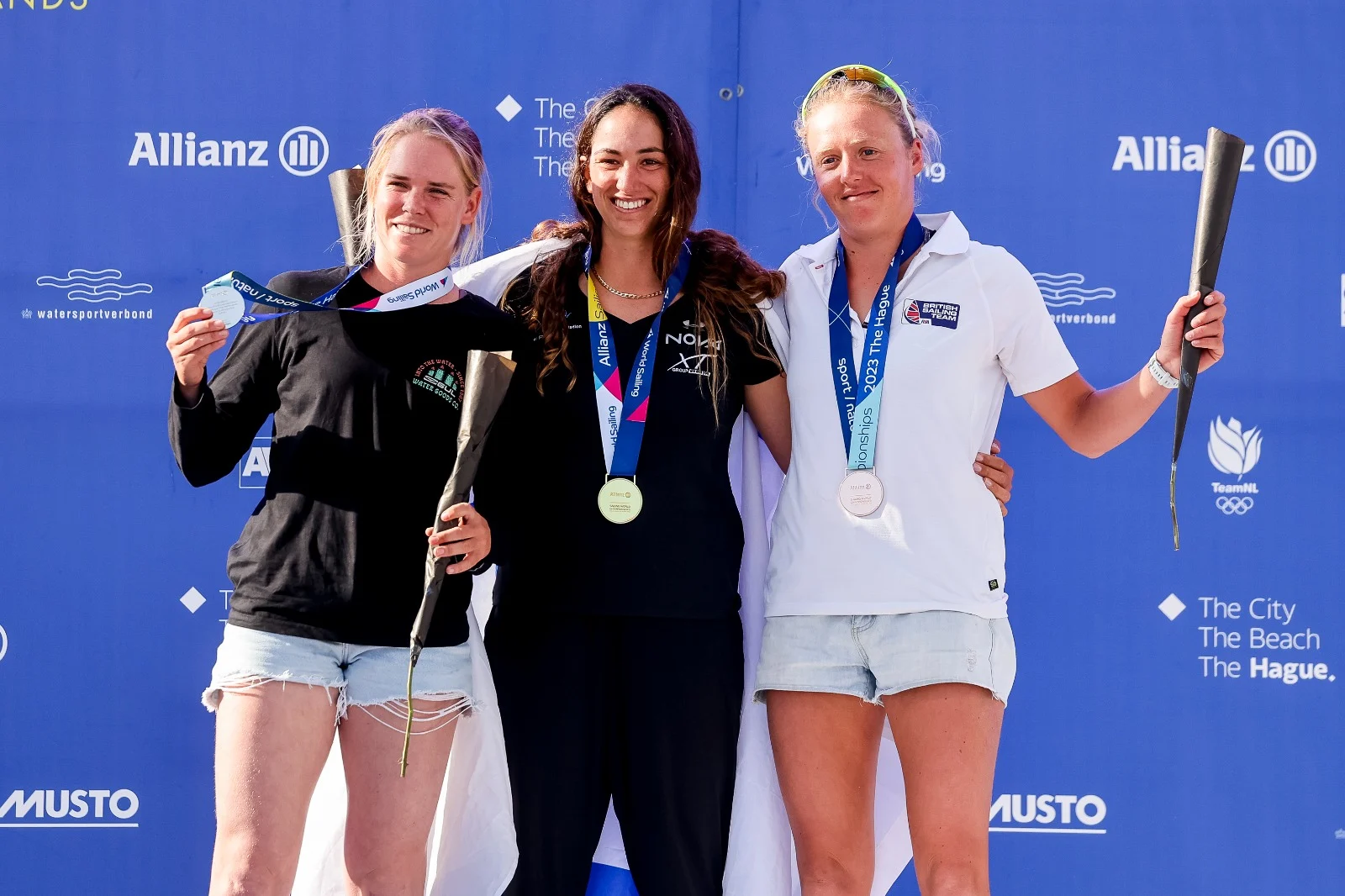 שחר טיבי, קטי ספיצ'קוב ואמה ווטסון על הפודיום באליפות העולם לגלישת רוח