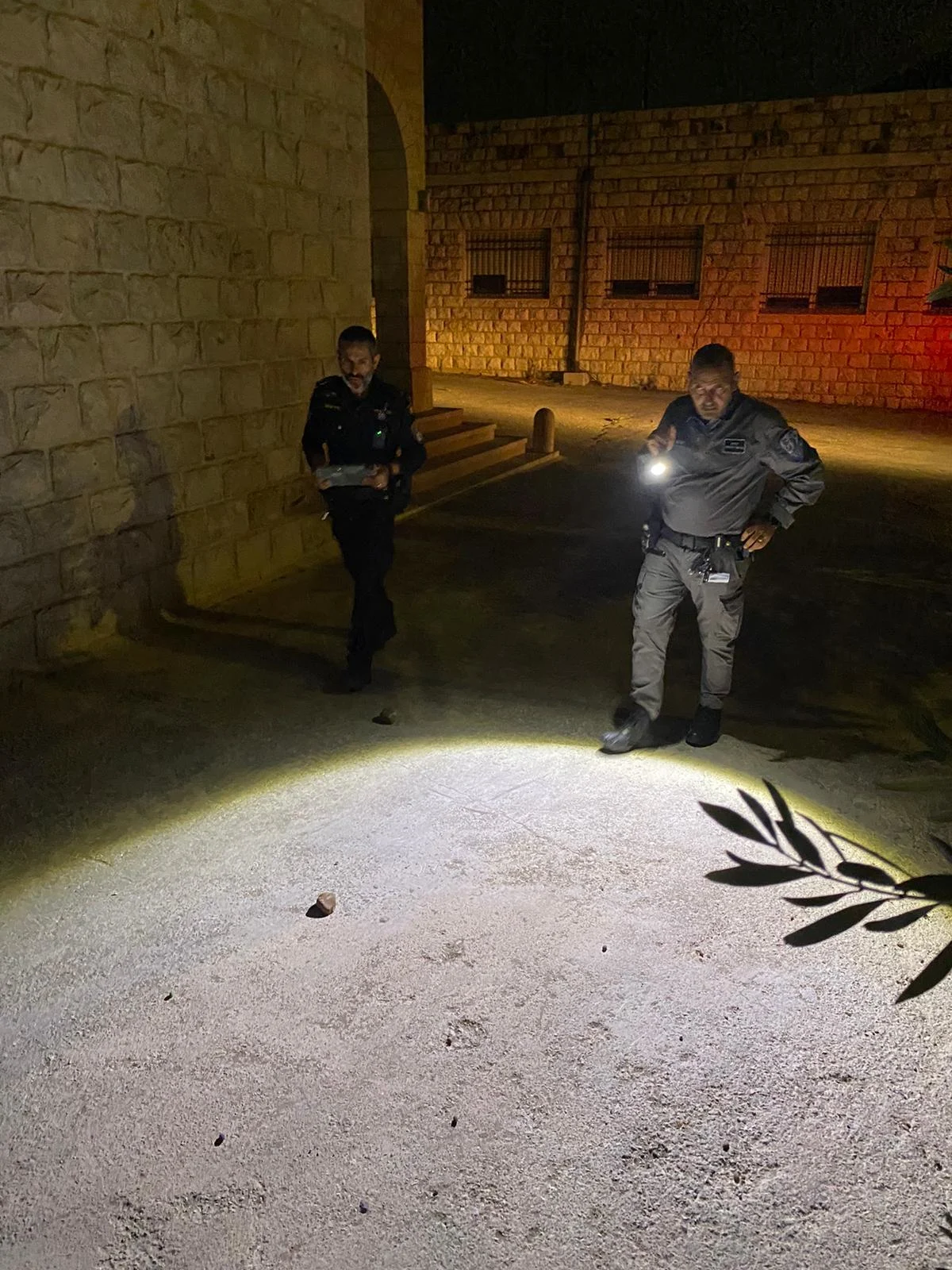 שוטרים במנזר עליו הושלכו אבנים