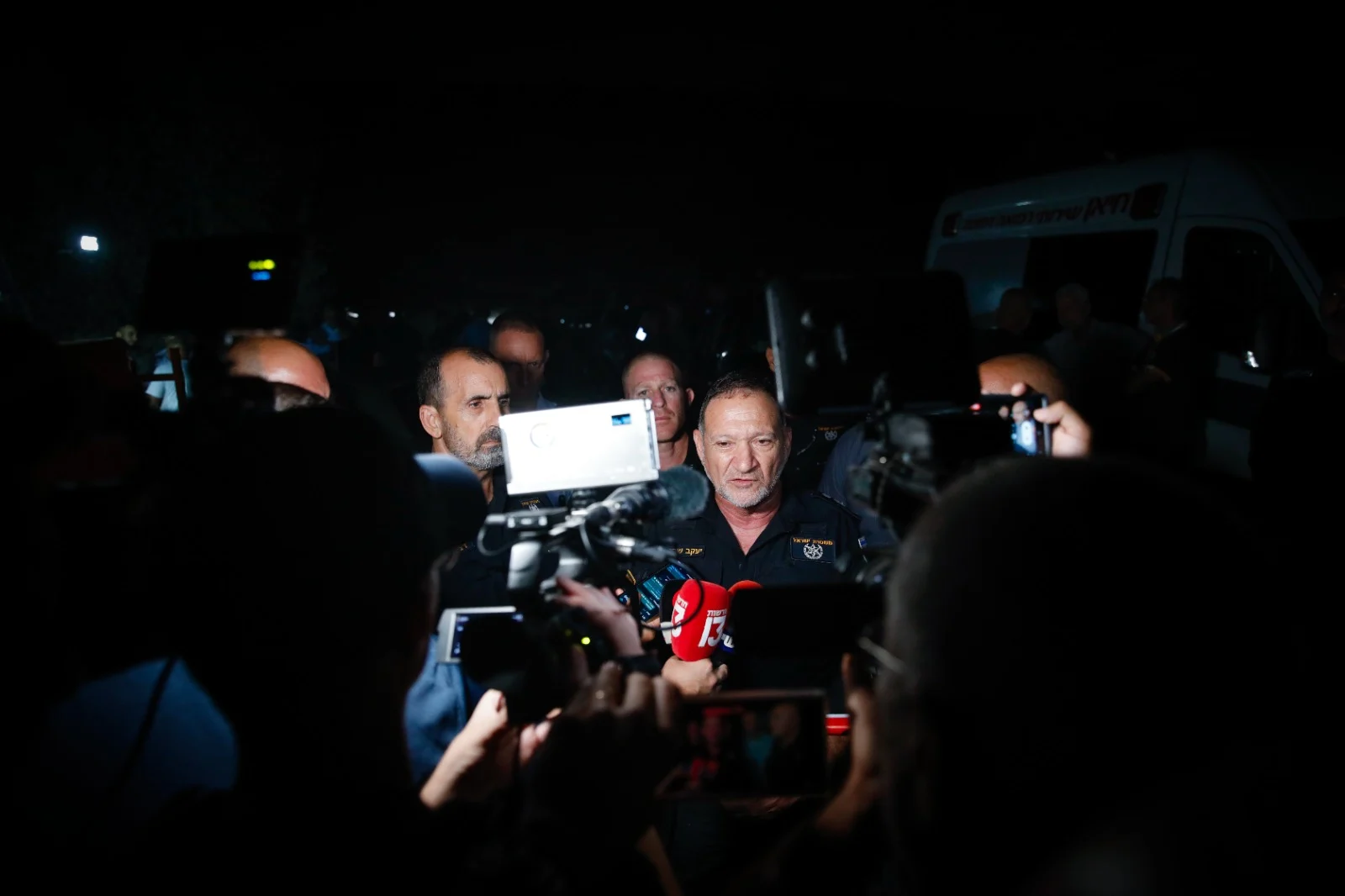 המפכ''ל קובי שבתאי בזירת הרצח באבו סנאן