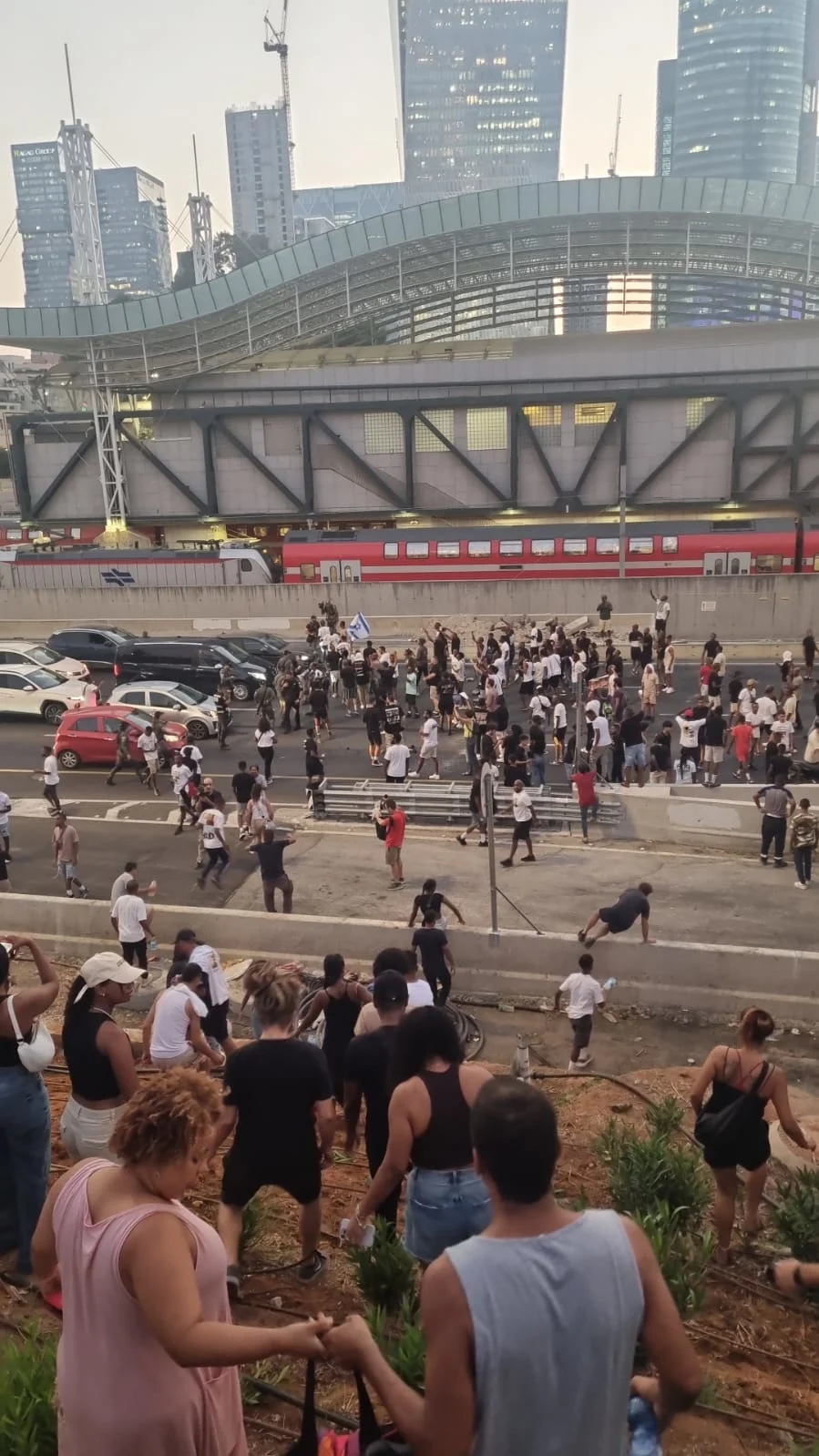 המפגינים חוסמים את איילון רפאל אדנה