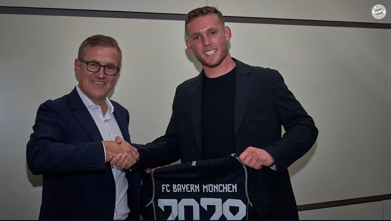 דניאל פרץ במעמד החתימה בבאיירן מינכן