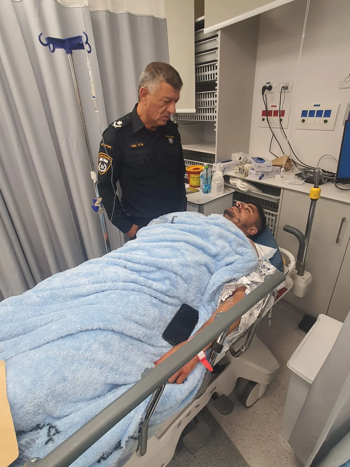 מפקד מחוז ת''א ניצב פרץ עמר בביה''ח לצידו של השוטר שנדקר