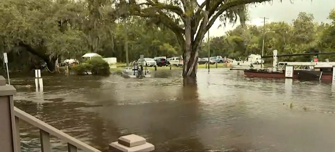 אחד מהרחובות שהוצף במהלך ההוריקן בפלורידה