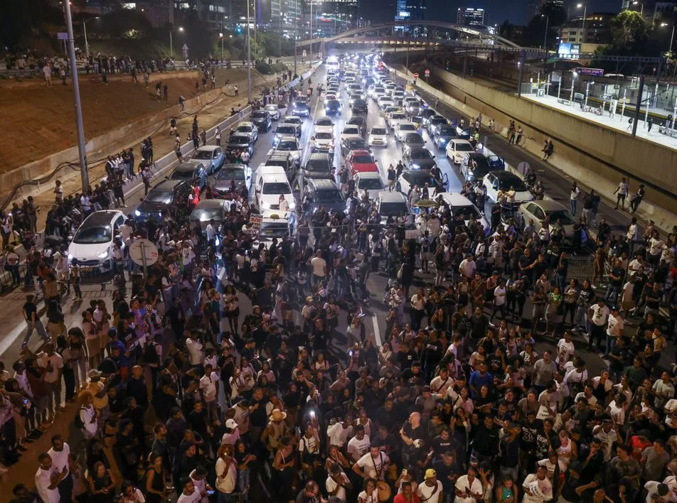 מחאת ''צדק לרפאל'': מפגינים צועדים על איילון