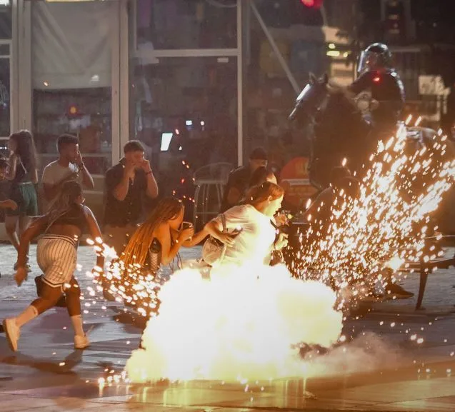 בקבוקי תבערה במחאת ''צדק לרפאל'' בת''א