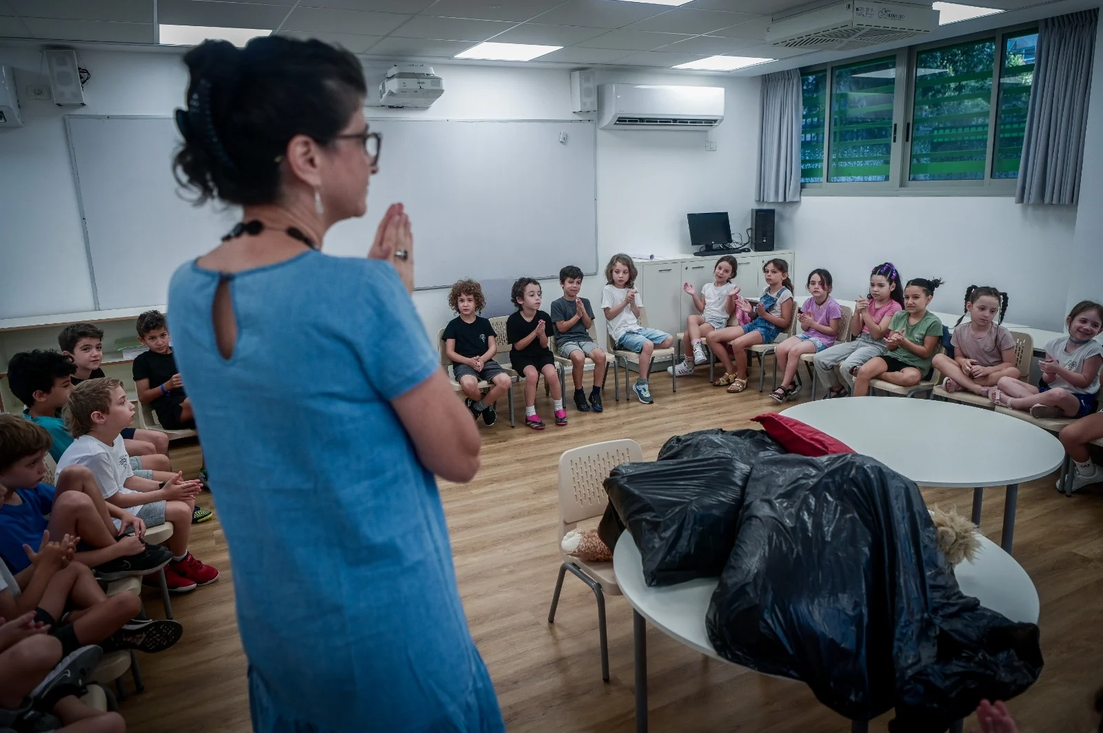 חוזרים לבית הספר. תל אביב הבוקר