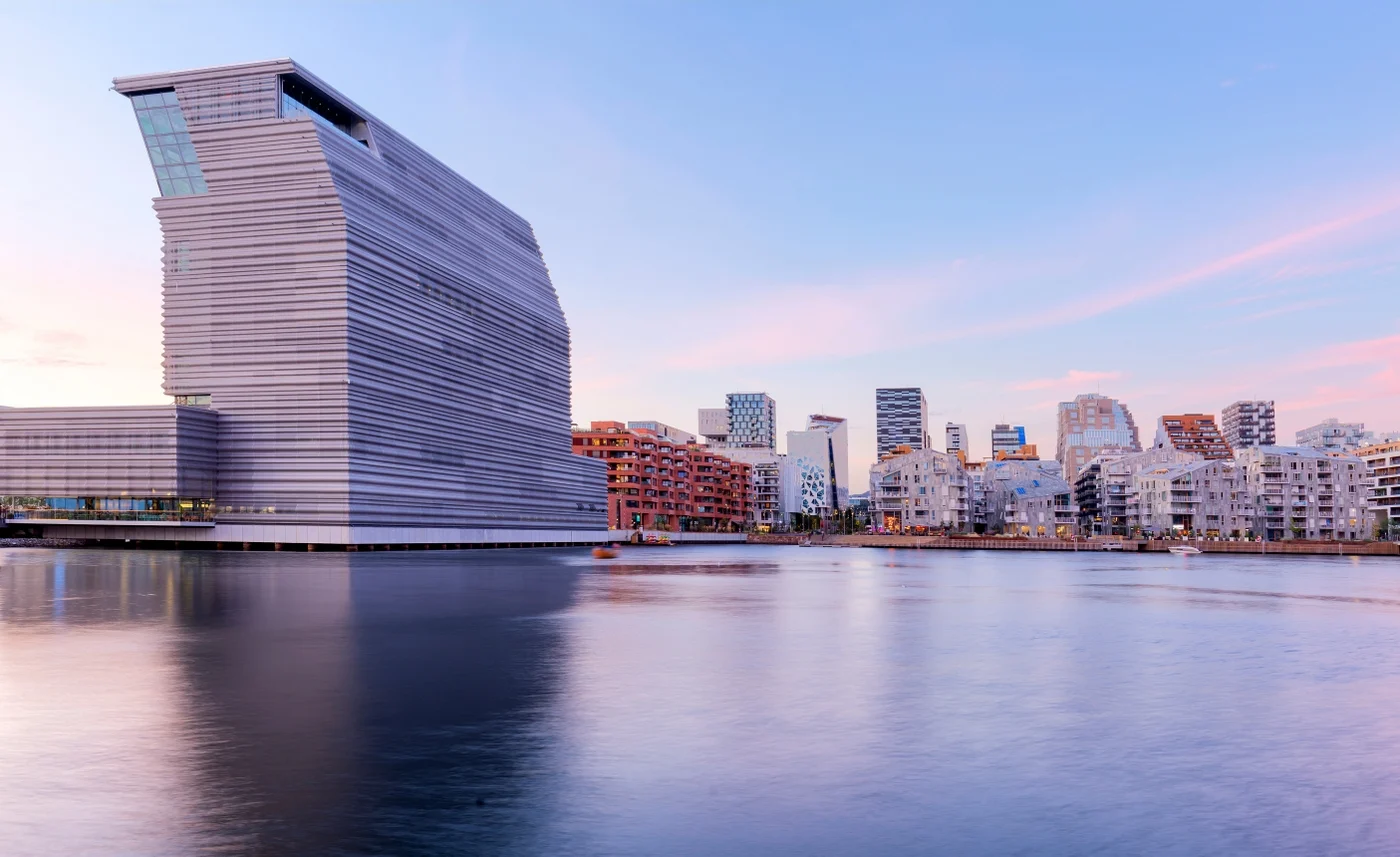 Modern,buildings,in,oslo,,norway,,with,their,reflection,in,the