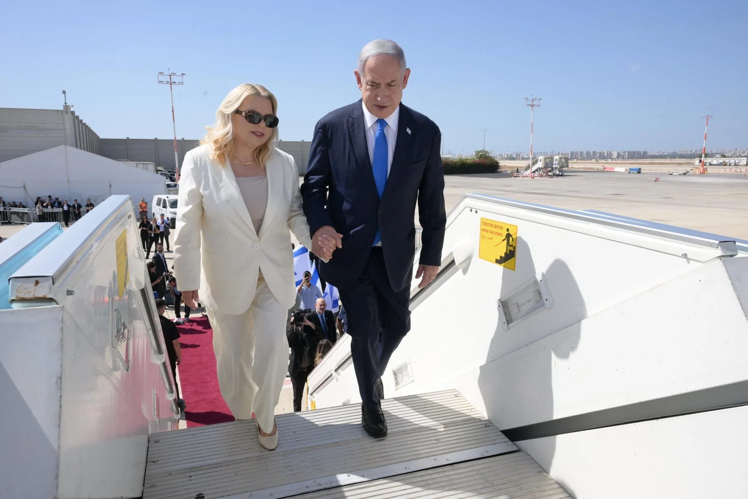 רה''מ נתניהו ורעייתו שרה לפני ההמראה לקפריסין