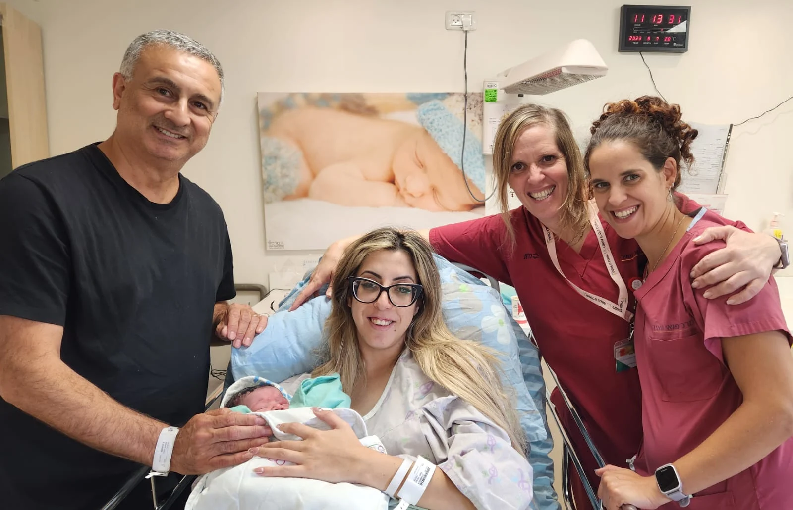 דניאלה אפריאט וברוך בן יגאל יחד עם בנם והמיילדות דנה עתיר ודבורה שלומוביץ בחדרי הלידה במרכז רפואי מאיר מקבוצת כללית