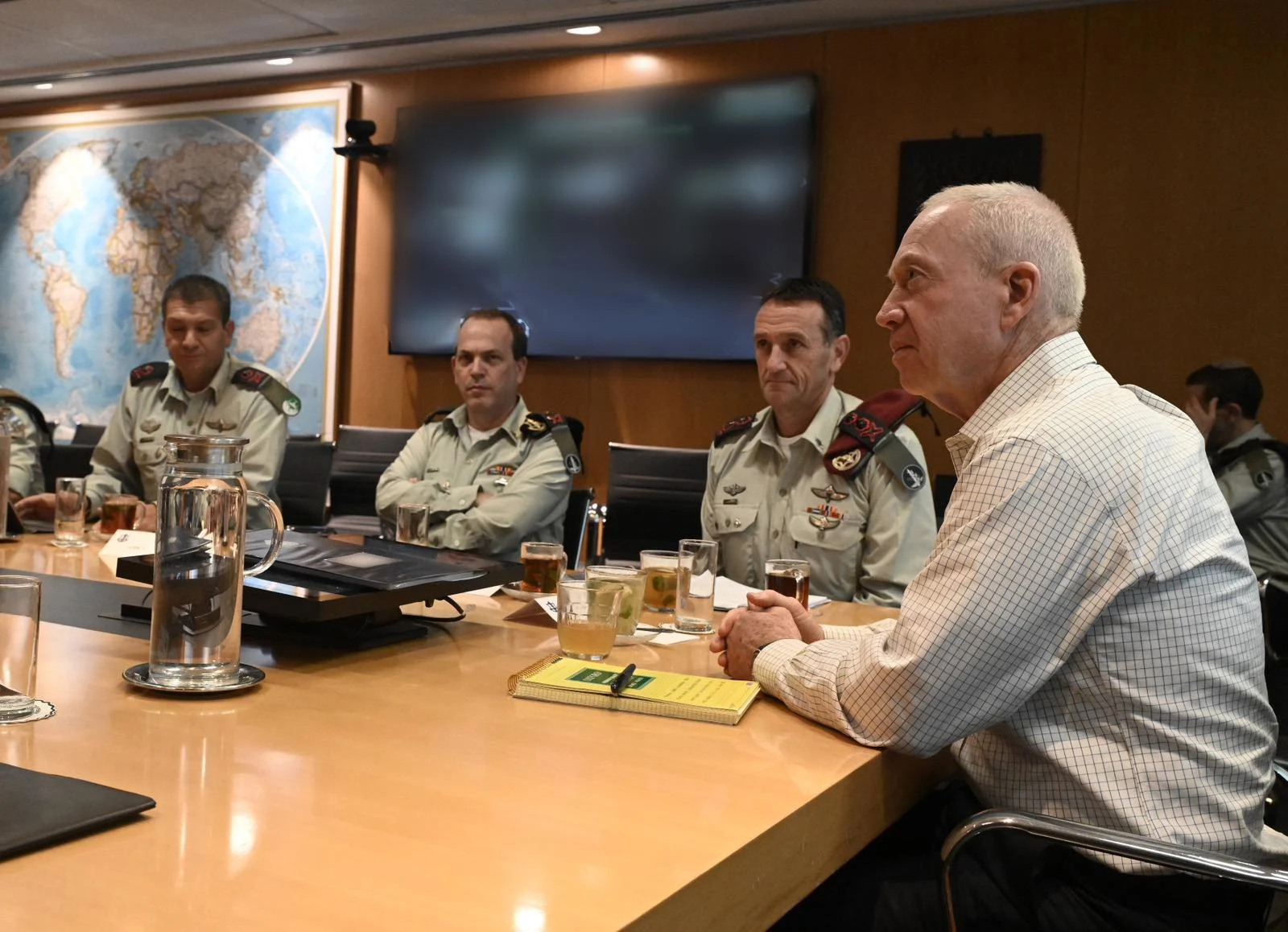השר גלנט והרמטכ''ל הלוי בהערכת מצב בקריה
