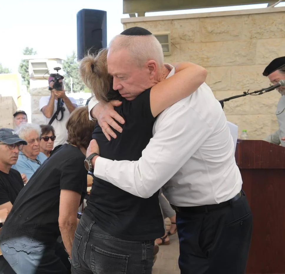 השר יואב גלנט בהלווייתו של שבתי שביט