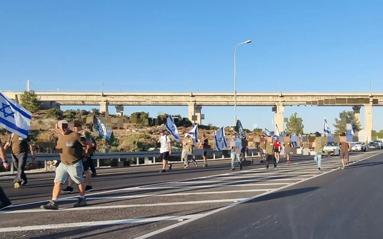 פעילי ארגון המחאה ''אחים לנשק''