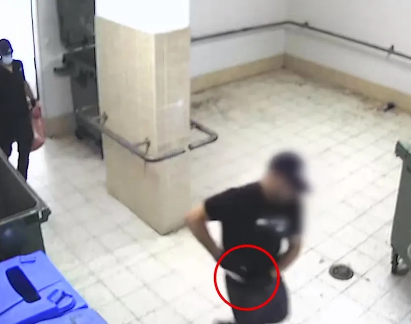 החשודים יוצאים עם הסחורה הגנובה מהבניין