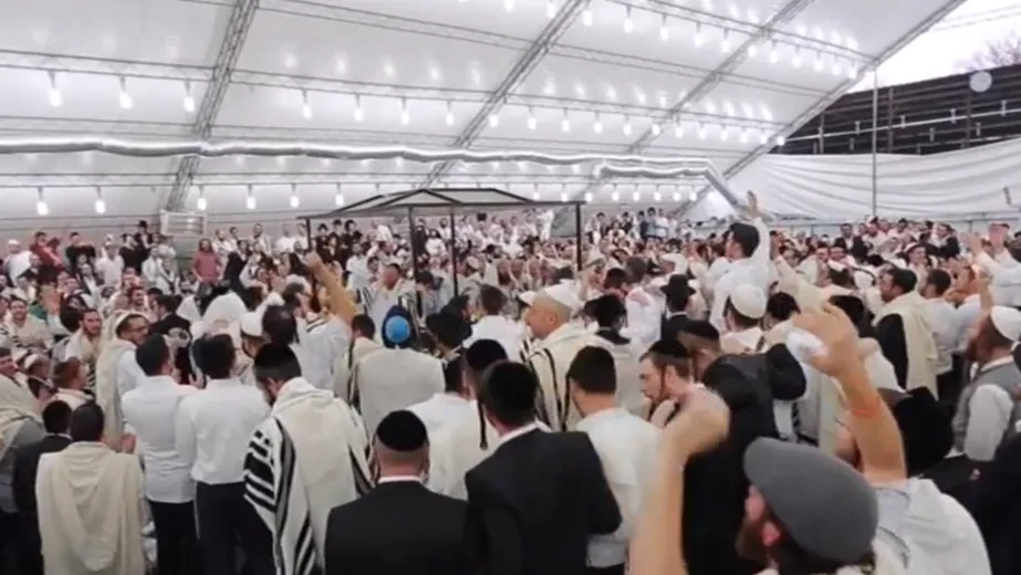 חסידים חוגגים בקרבו של הרבי נחמן באומן, אוקראינה