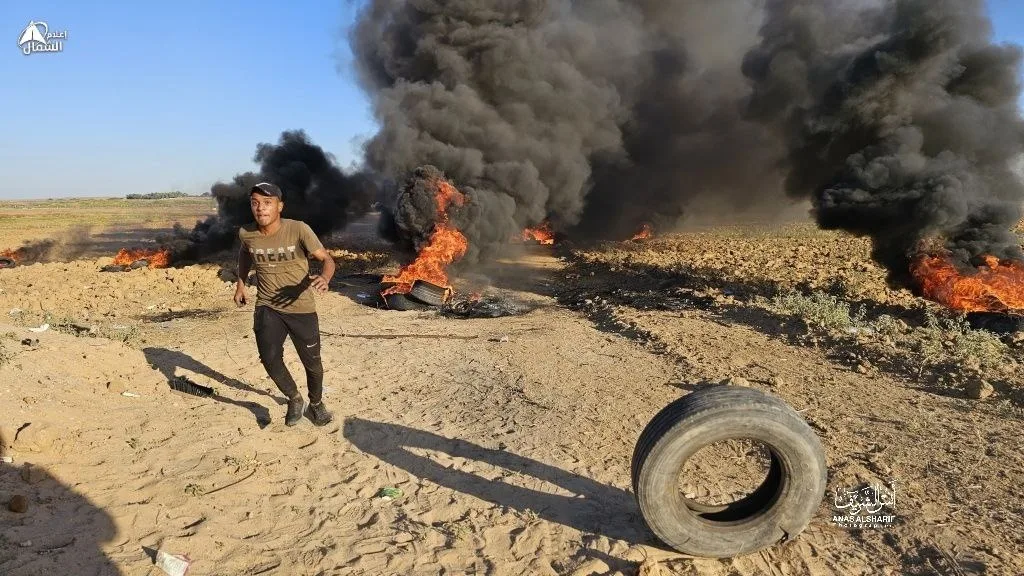 מבעירים צמיגים בגבול הרצועה