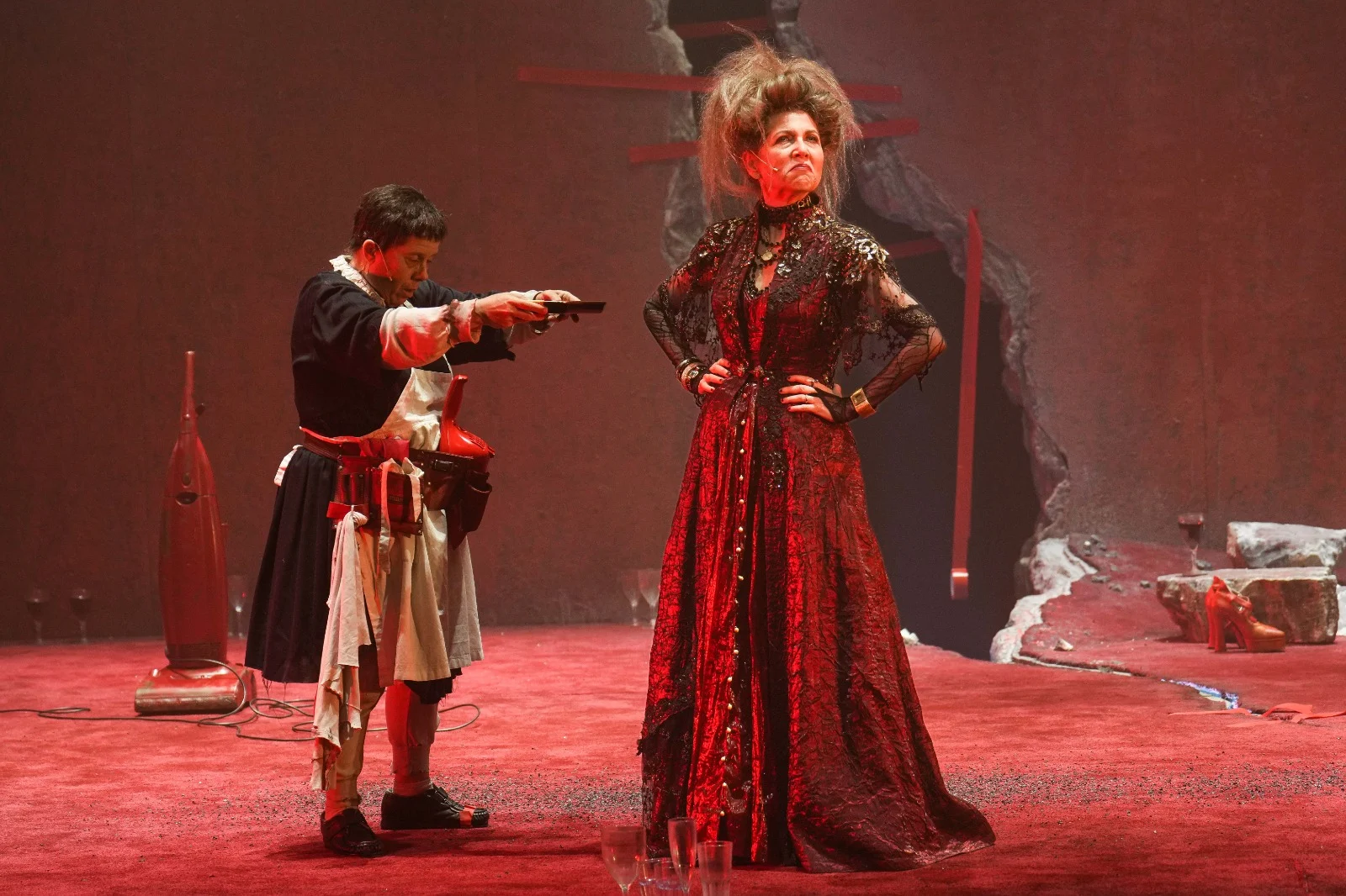 ''המלך עומד למות'', הצגה, תיאטרון, קרן מור