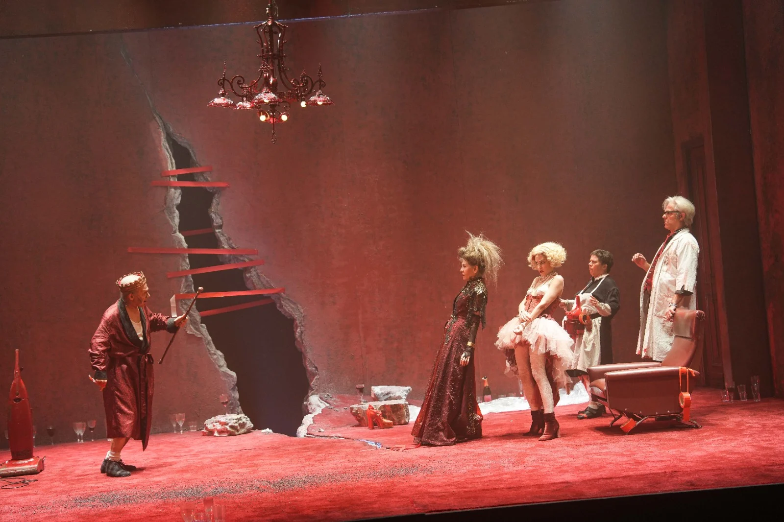 ''המלך עומד למות'', הצגה, תיאטרון, קרן מור