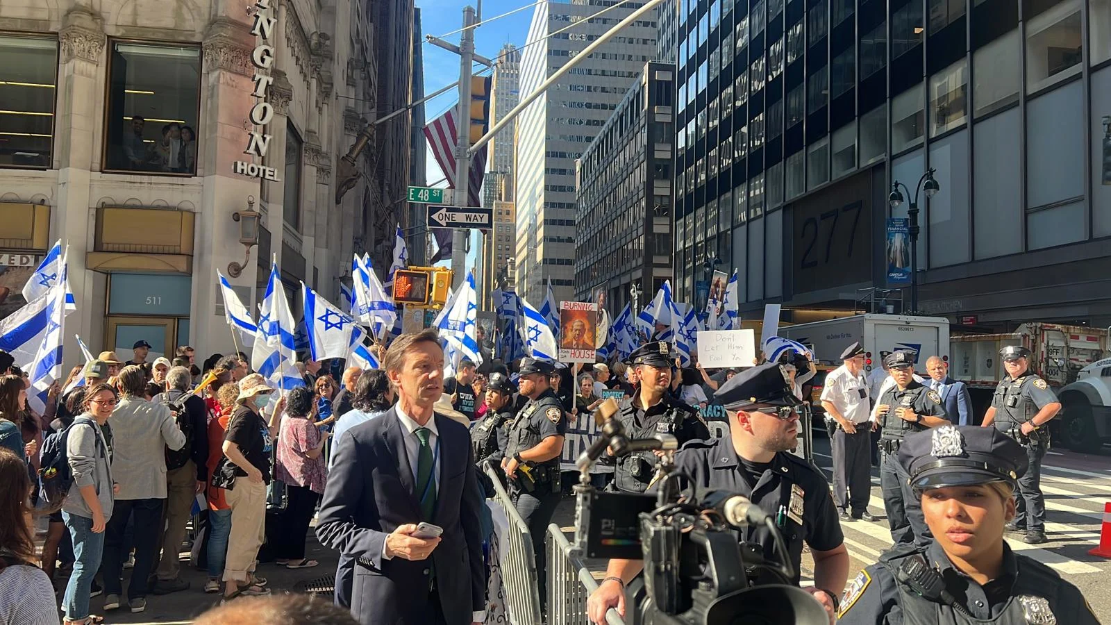 הפגנה נגד נתניהו, מחוץ למלון אינטרקונטיננטל