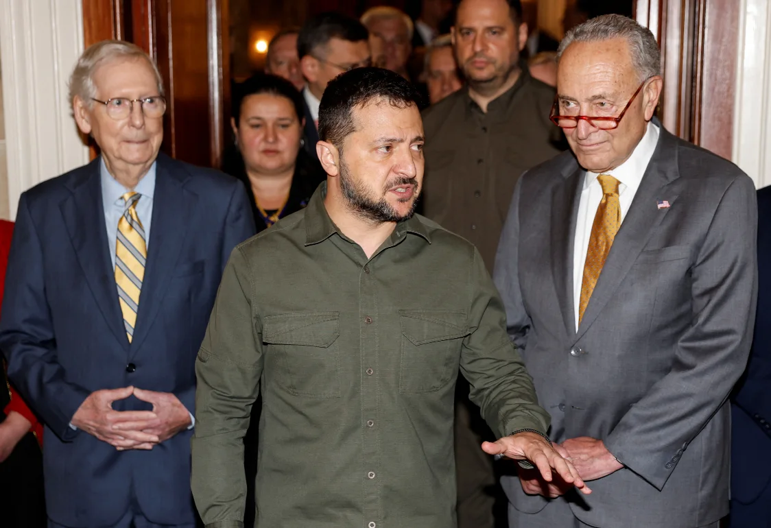 זלנסקי בקונגרס, לצד מנהיגי הרוב והמיעוט בסנאט, הסנטור צ'אק שומר והסנטור מיץ' מקונל