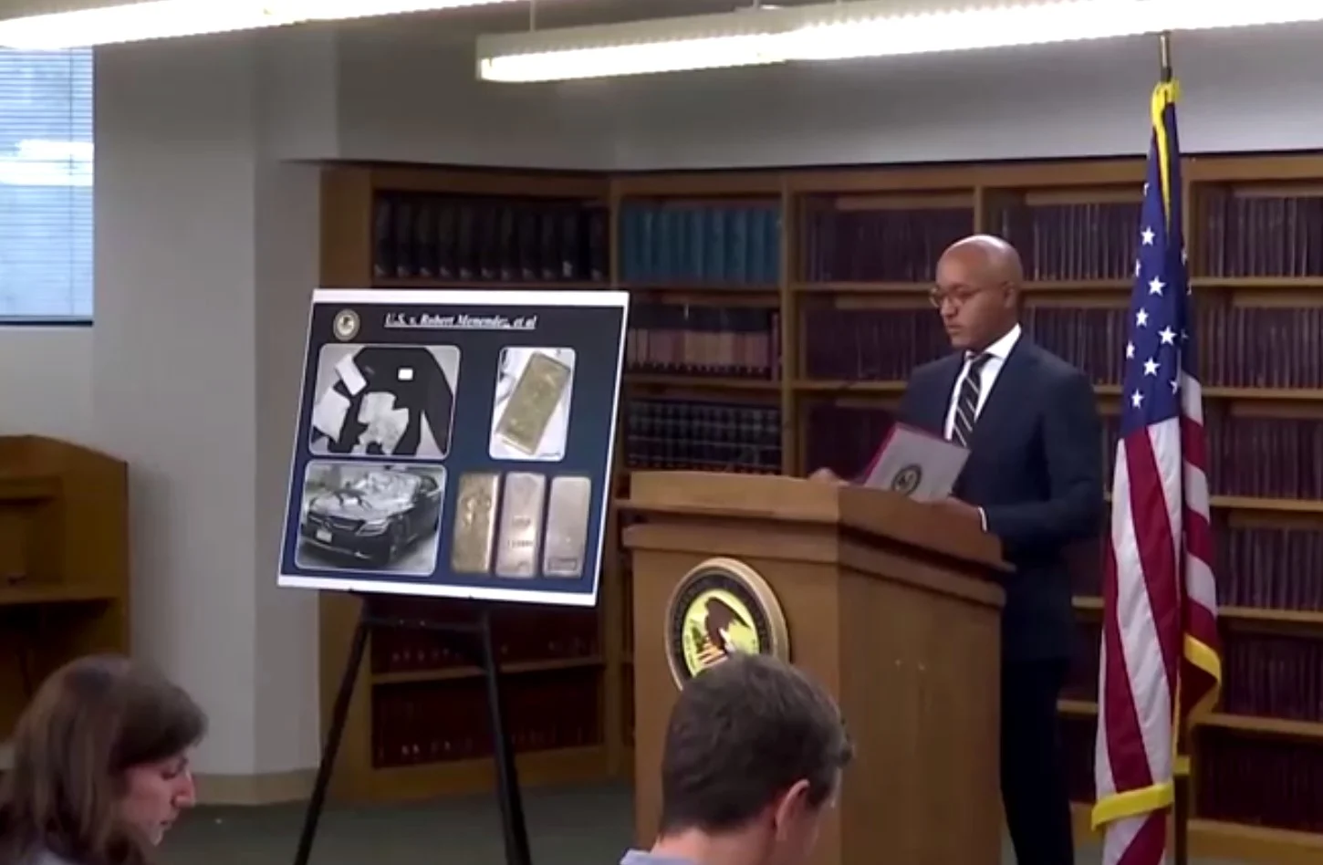 התובע מציג את הראיות נגד מנדז