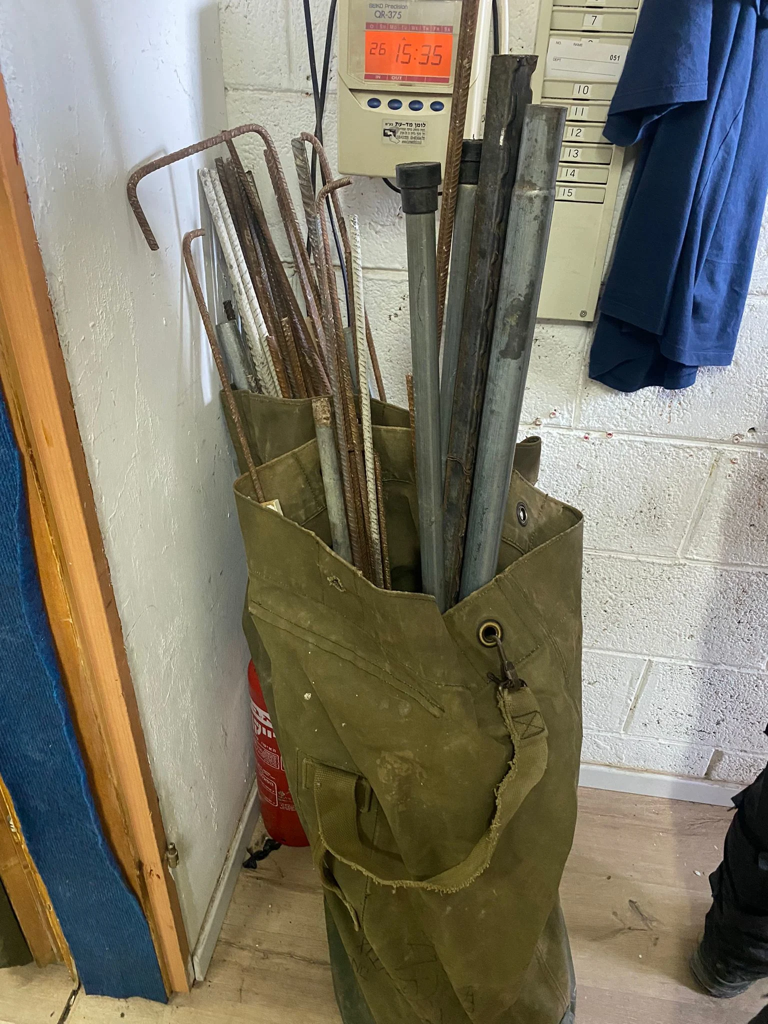 מוטות ברזל שנתפסו אצל אוהדי הפועל תל אביב