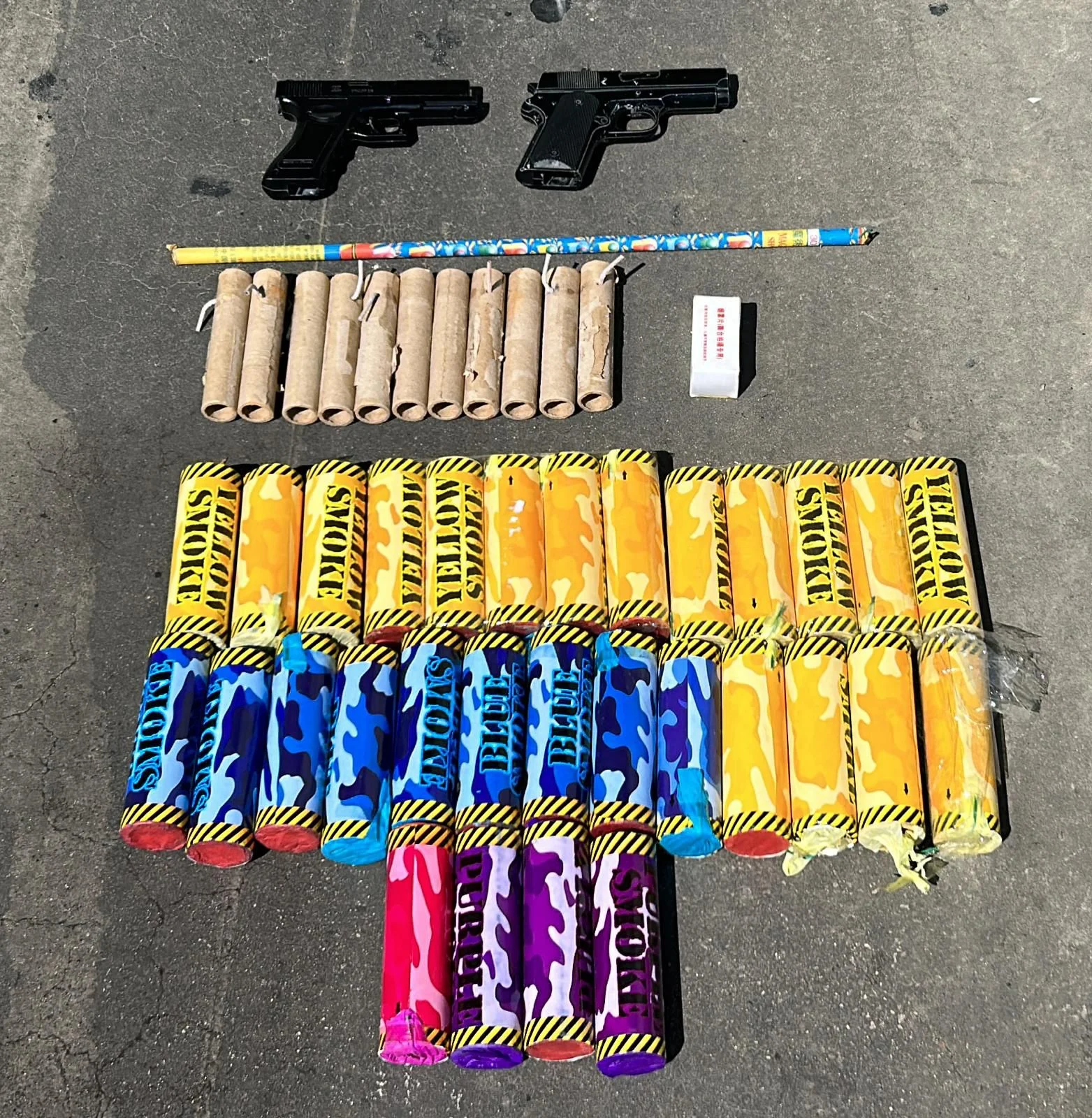 אמצעי לחימה שנתפסו במחסנם של אוהדי הפועל תל אביב