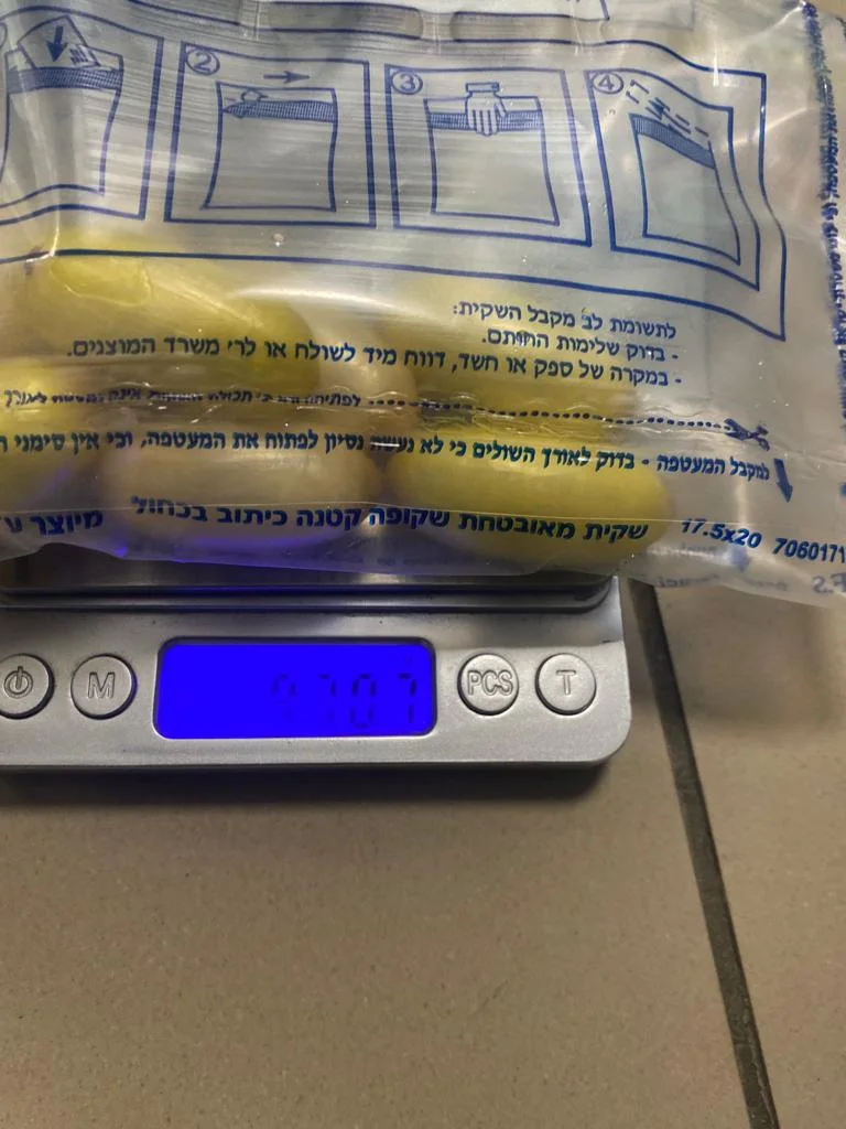 מנות הקוקאין שהוחבאו בגופם של גבר ואישה שנחתו בנתב''ג