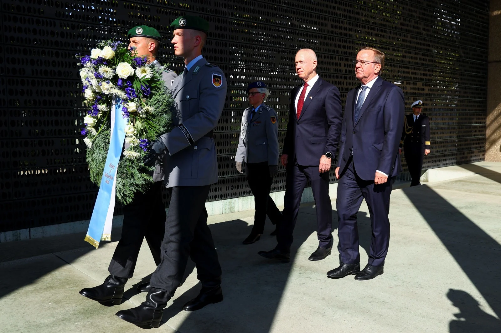 שר הביטחון יואב גלנט ושר ההגנה הגרמני בוריס פיסטוריוס בטקס החתימה על מערכת חץ 3 בברלין