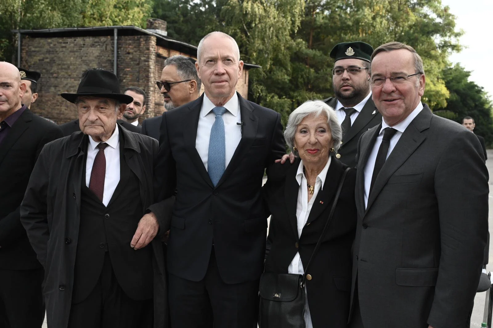 השר גלנט באנדרטת רציף 17 בברלין