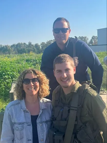 אמיר איל יחד עם משפחתו