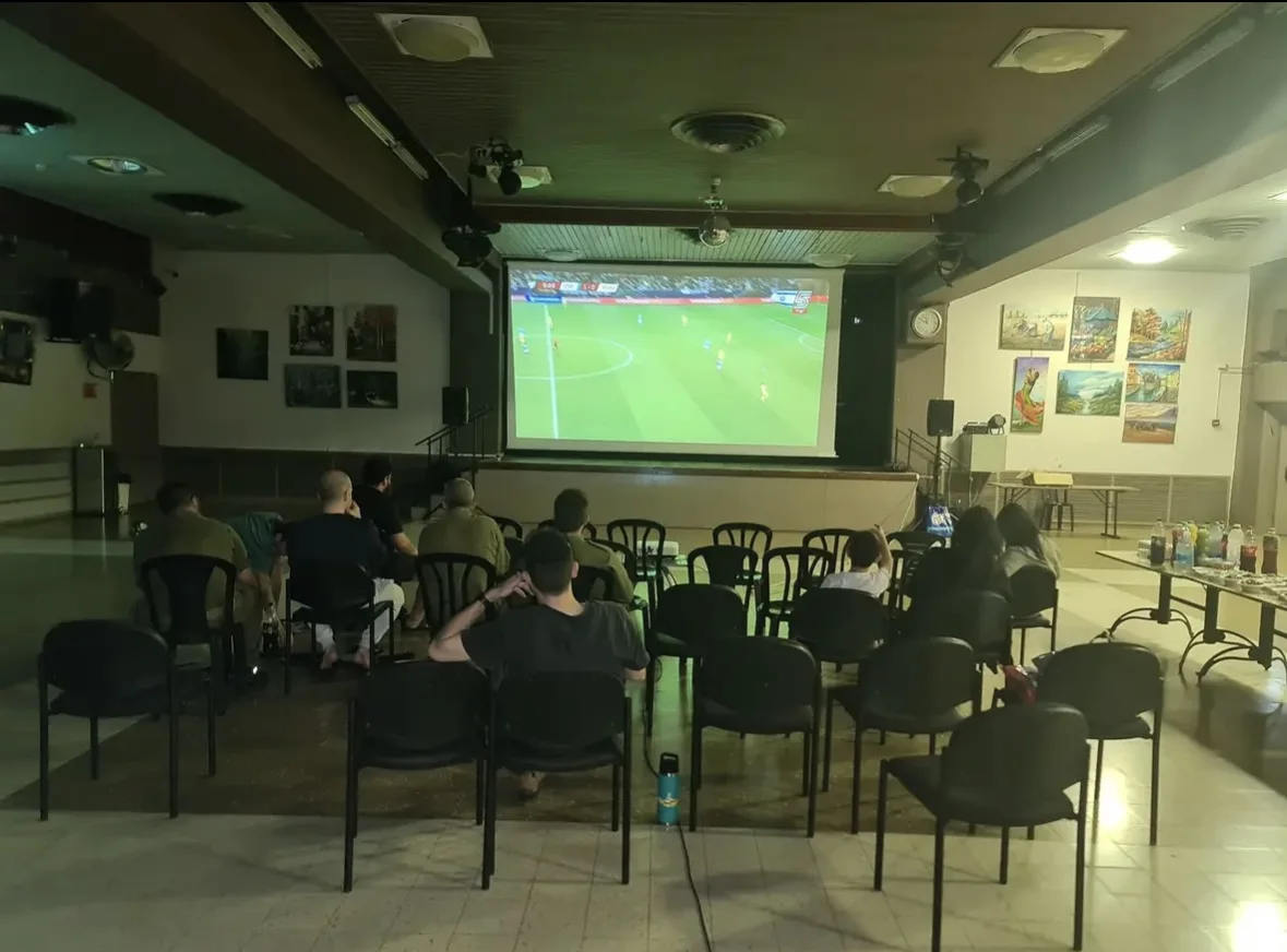 הקרנת משחק הכדורגל לחיילים