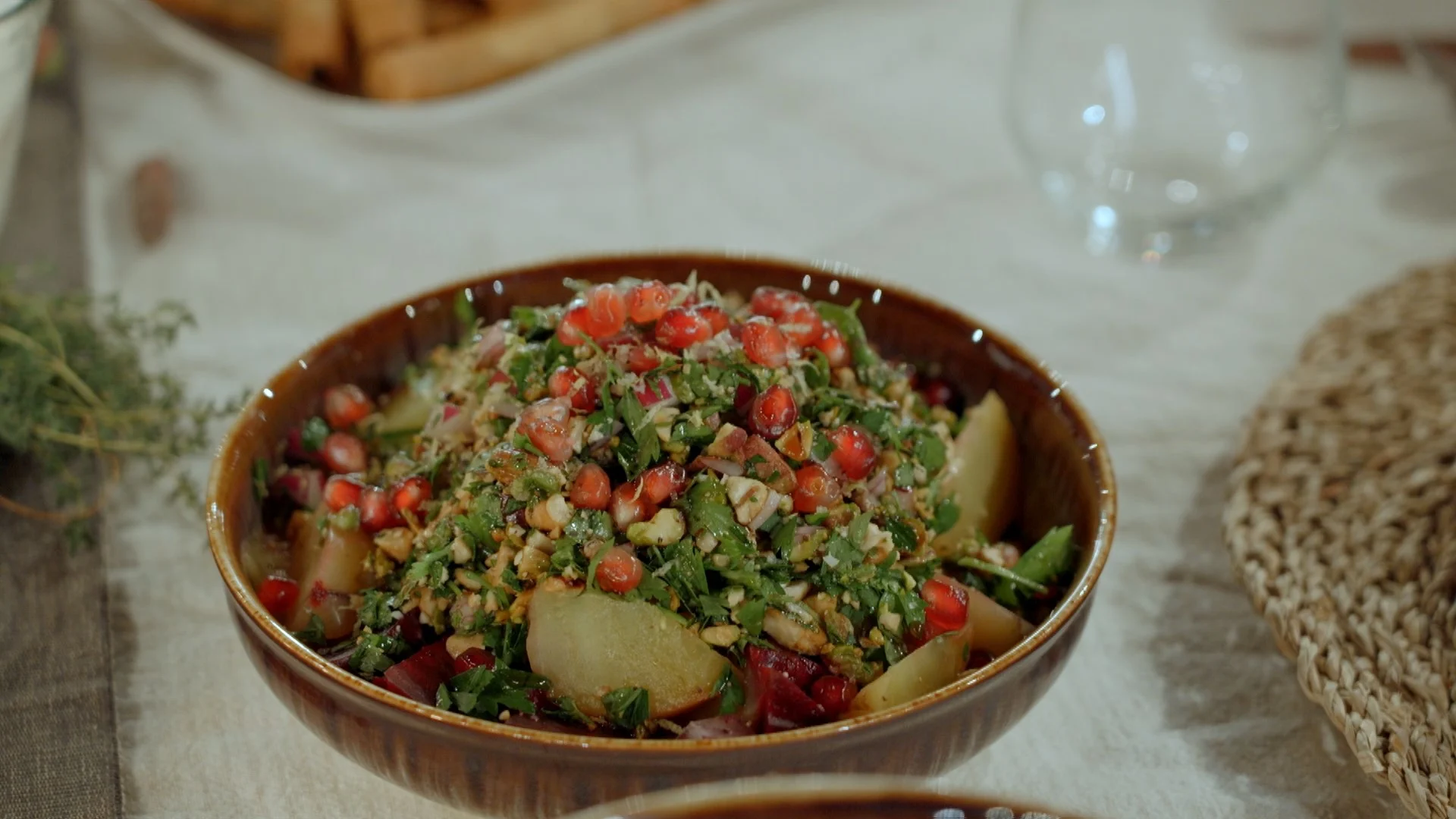 סלט רענן של סלקים צבעוניים בתוספת פיסטוק