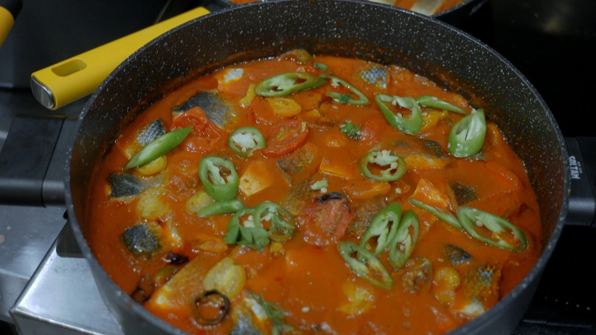 דגים חריפים עם עגבניות שרי צבעוניות של השף אסף גרניט