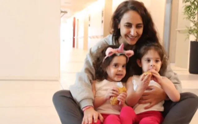 שרון קוניו יחד עם בנותיה יולי ואמה