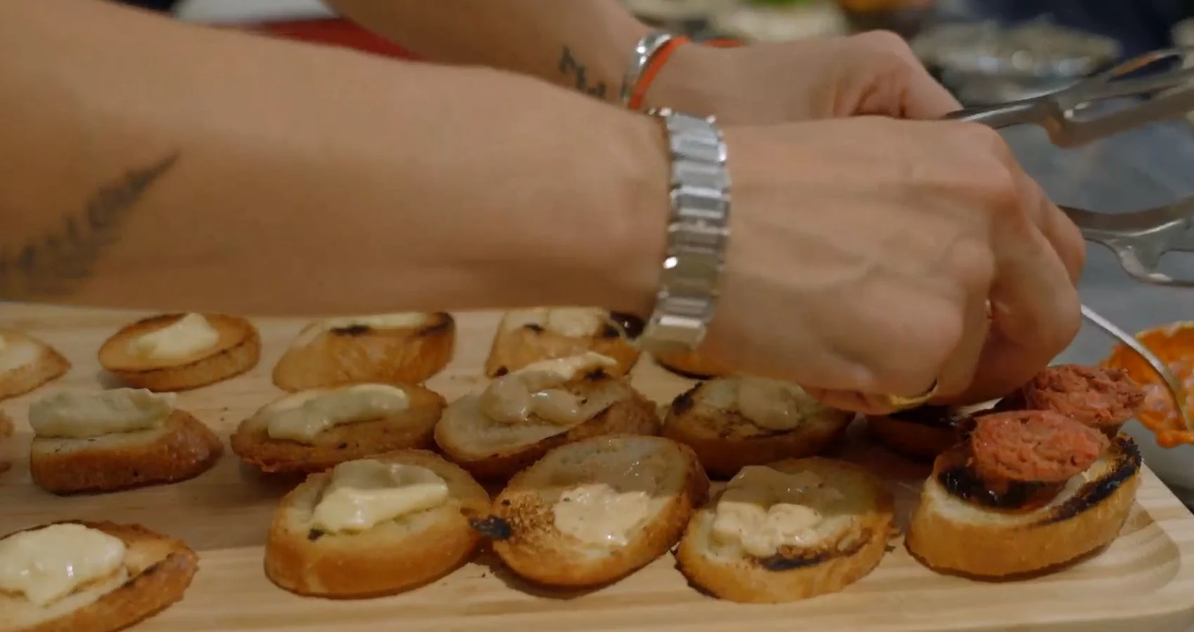 ברוסקטה עם צ'וריסו, צ'ימיצ'ורי ואיולי