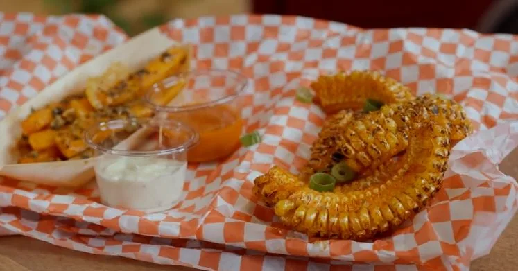 צלעות תירס וצ'יפס גזר פרמזן עם רוטב באפלו חריף ורוטב מיונז שום ביתי