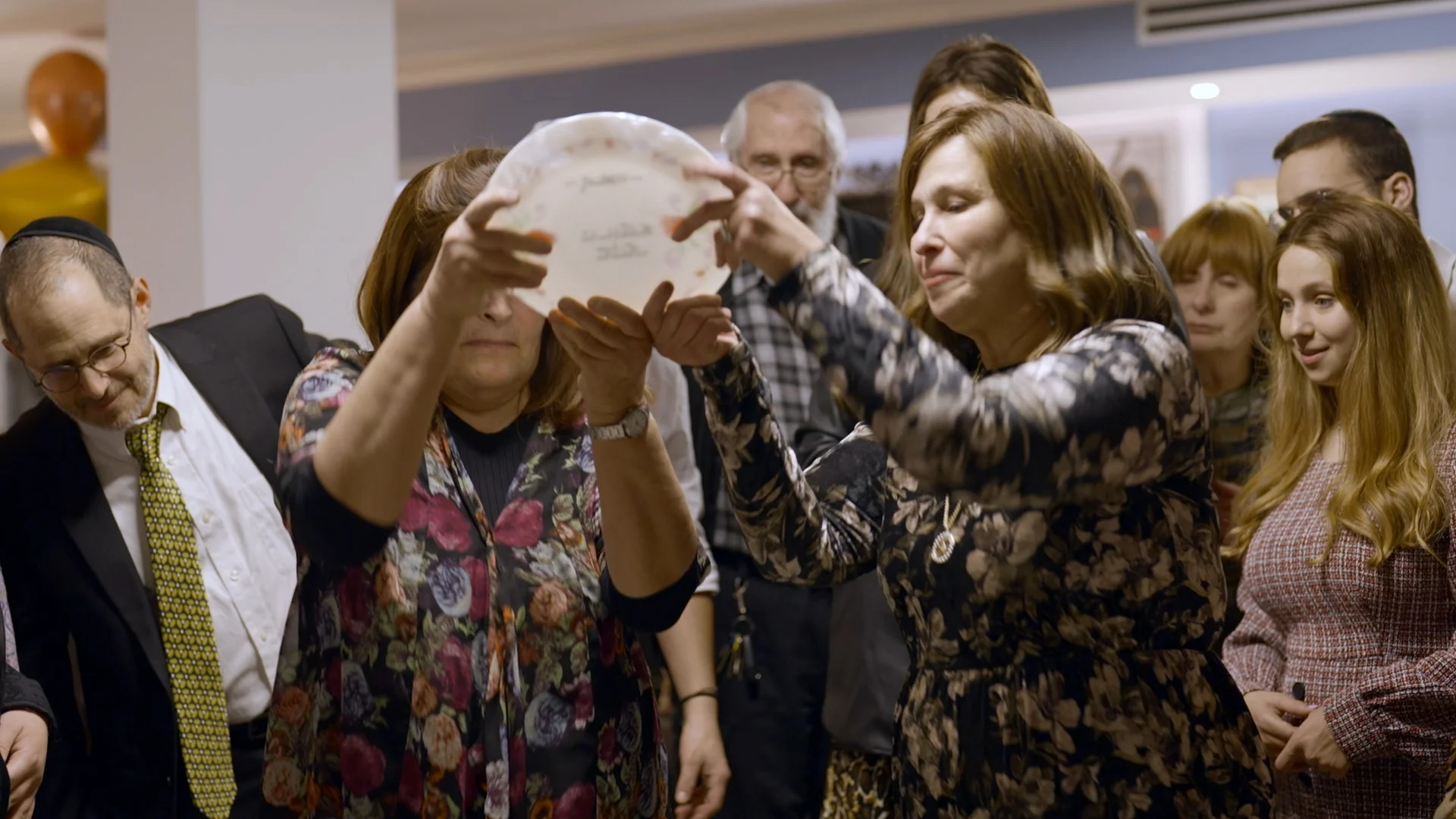 האימהות שוברות את הצלחת בטקס הווארט