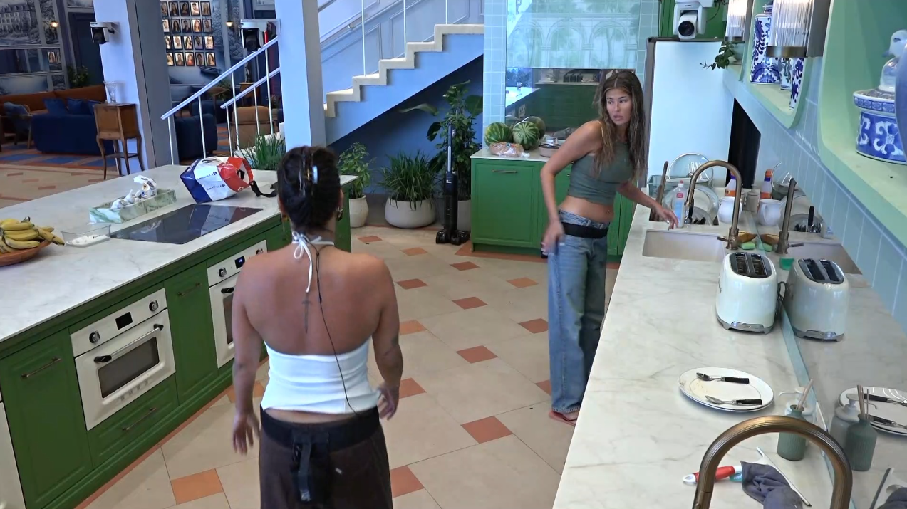 שלי על הכלים הלא שטופים: "זה מוטיב חוזר של אותן בנות"